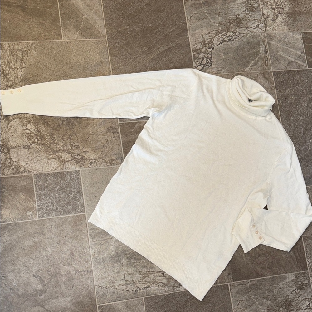 Contemporarine Elegant off white Turtleneck longsleeve with buttons, NWOT